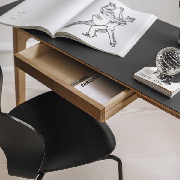 Magnus Olesen Freya Table Bureau Chêne Massif Laqué/Linoléum Forbo - Image 2