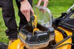 Cortacésped inalámbrico DeWalt DCMW564P2-QW de 48 cm y 2 baterías de iones de litio de 18 V y 5,0 Ah – Image 3