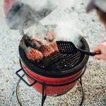 Kamado Joe Jr. 13,5 inch houtskoolgrill in Blaze Red – Image 4